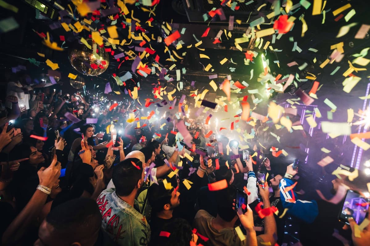 LITTLE TAPE TABLE BOOKING - photo 2